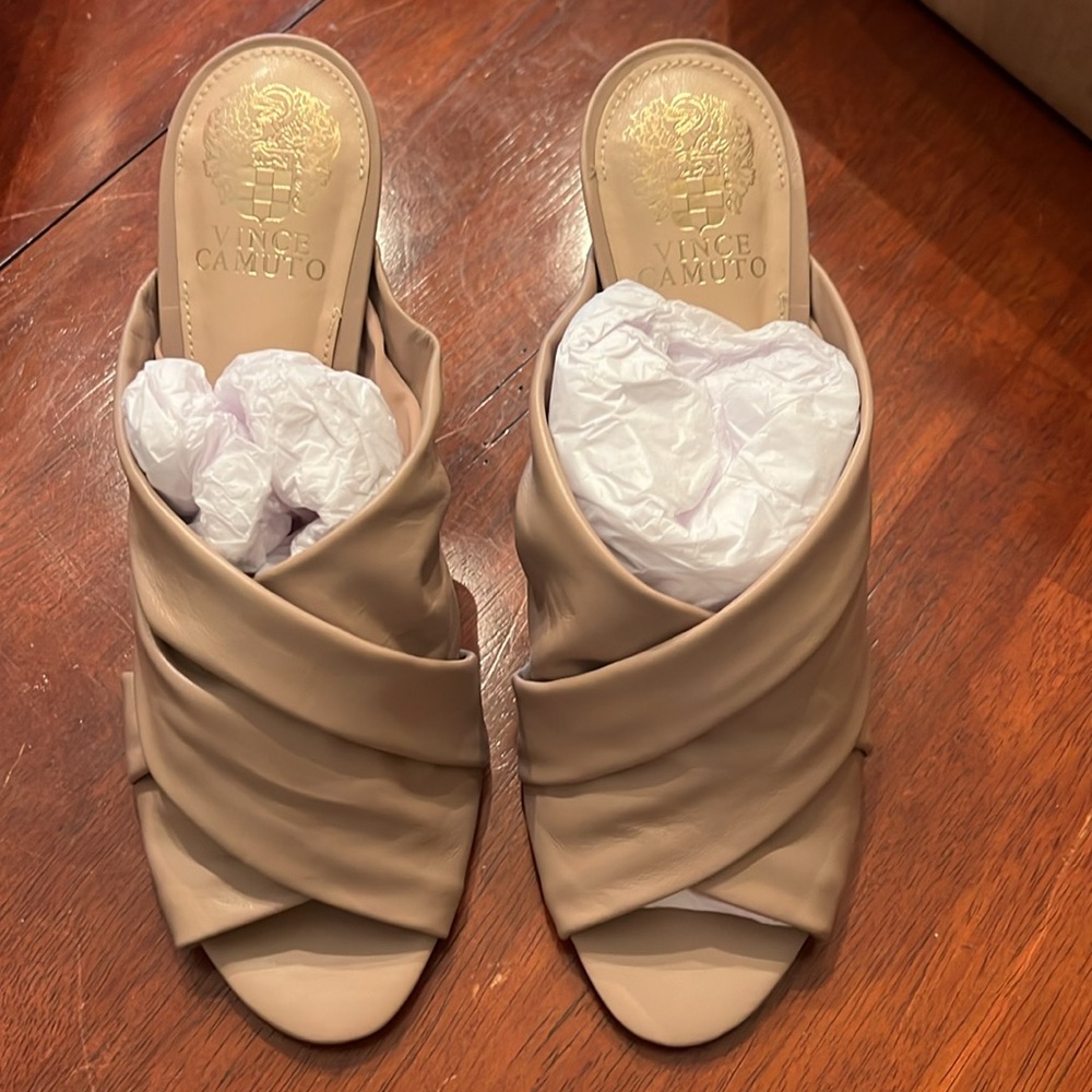 Vince Camuto heel, sz 8 style Clarstie color Nude, like new in box